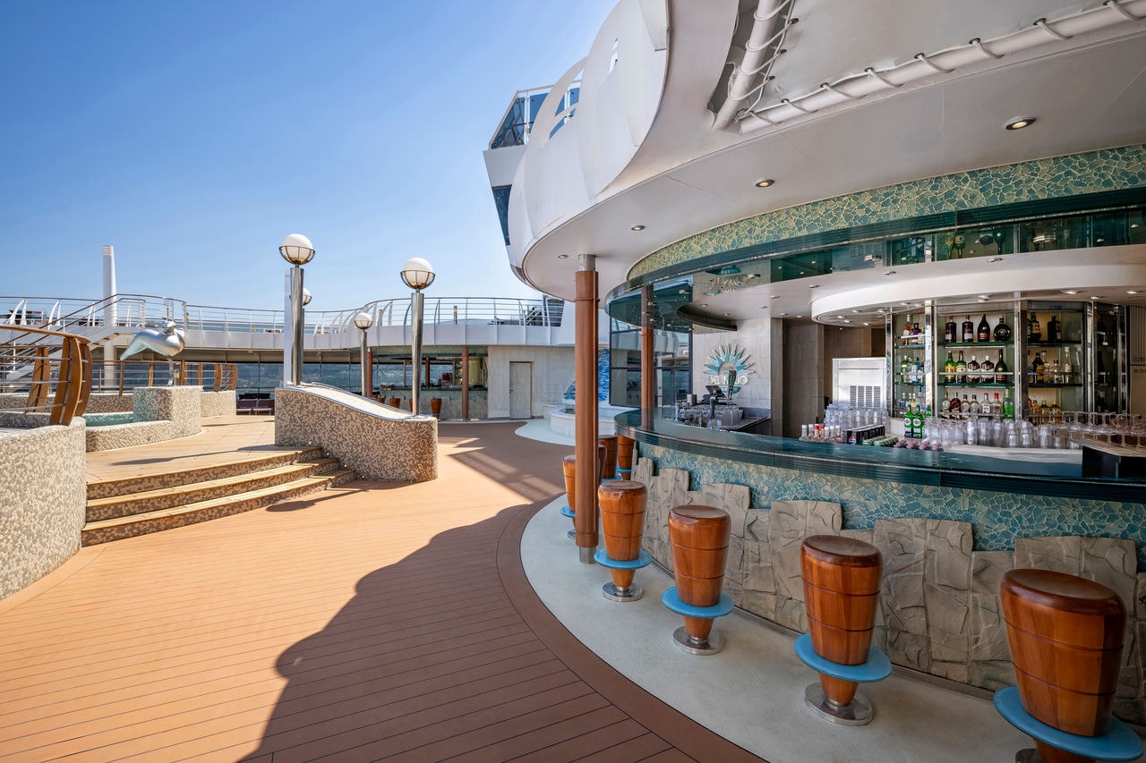 Bar del Riccio on MSC Splendida features inviting outdoor seating for drinks beneath the open sky | MSC Cruises