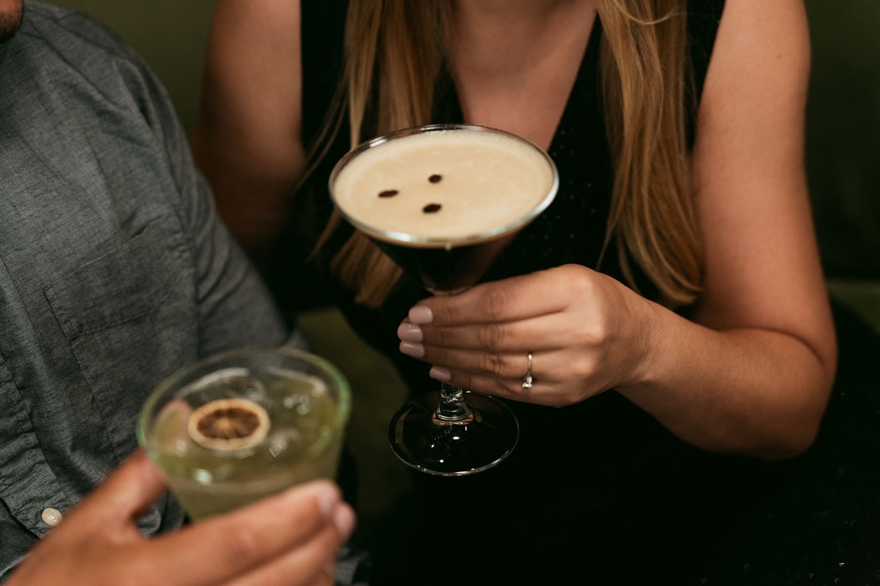 Two people holding cocktails and enjoying the inviting atmosphere of the bar | MSC Cruises
