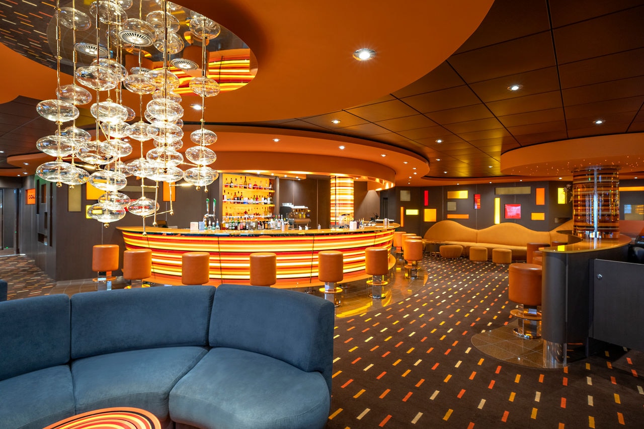 The Golden Jazz Bar features inviting seating, elegant lighting and a welcoming lounge atmosphere | MSC Cruises