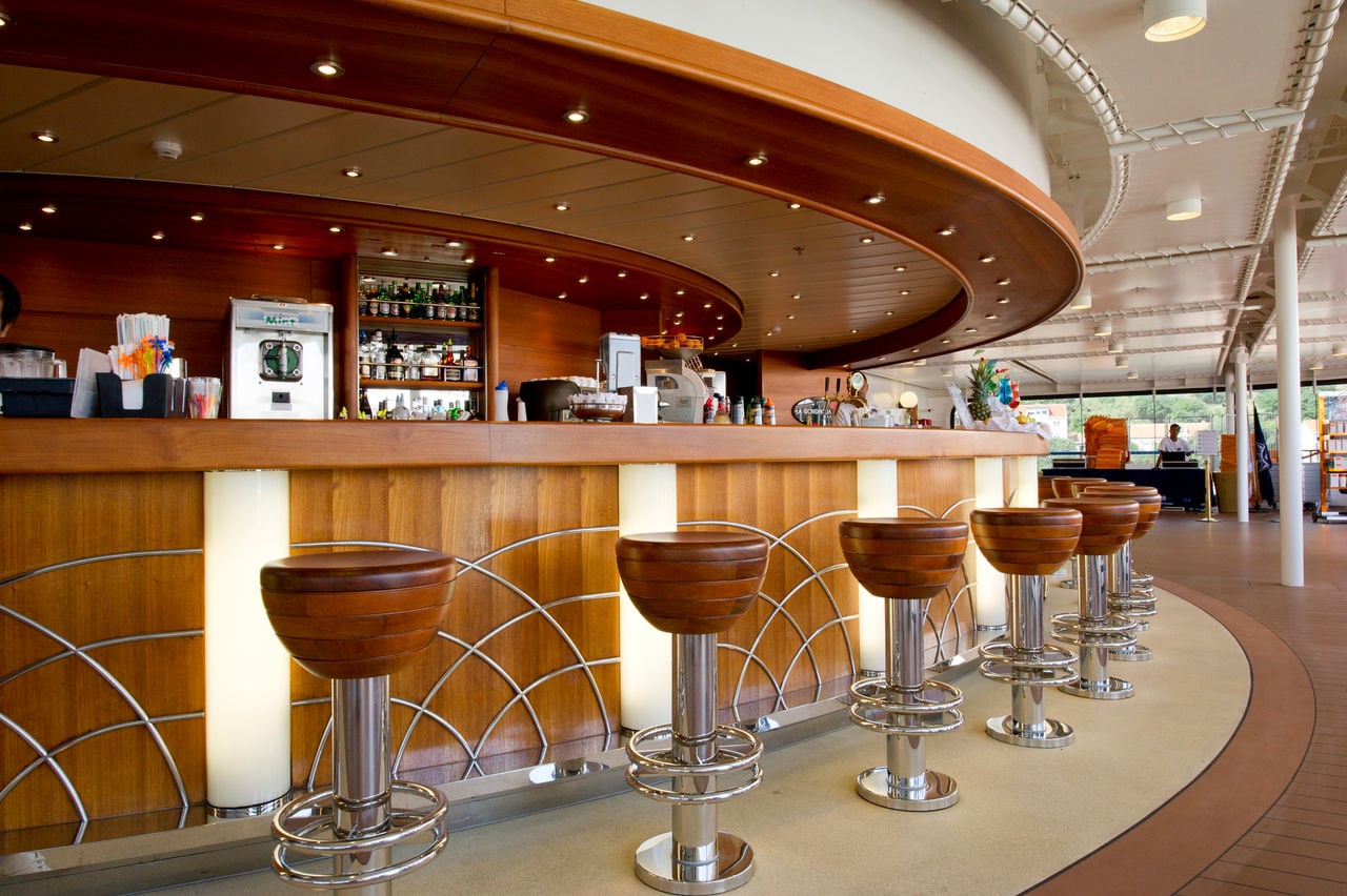 La Conchiglia Bar on MSC Magnifica features a welcoming counter and elegant seating | MSC Cruises