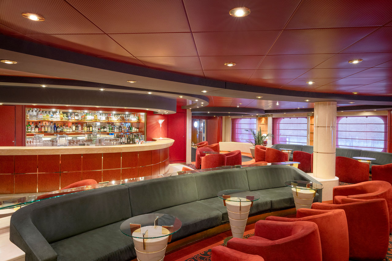 L'Atmosphere Piano Bar on MSC Lirica features inviting seating areas and a stylish bar | MSC Cruises