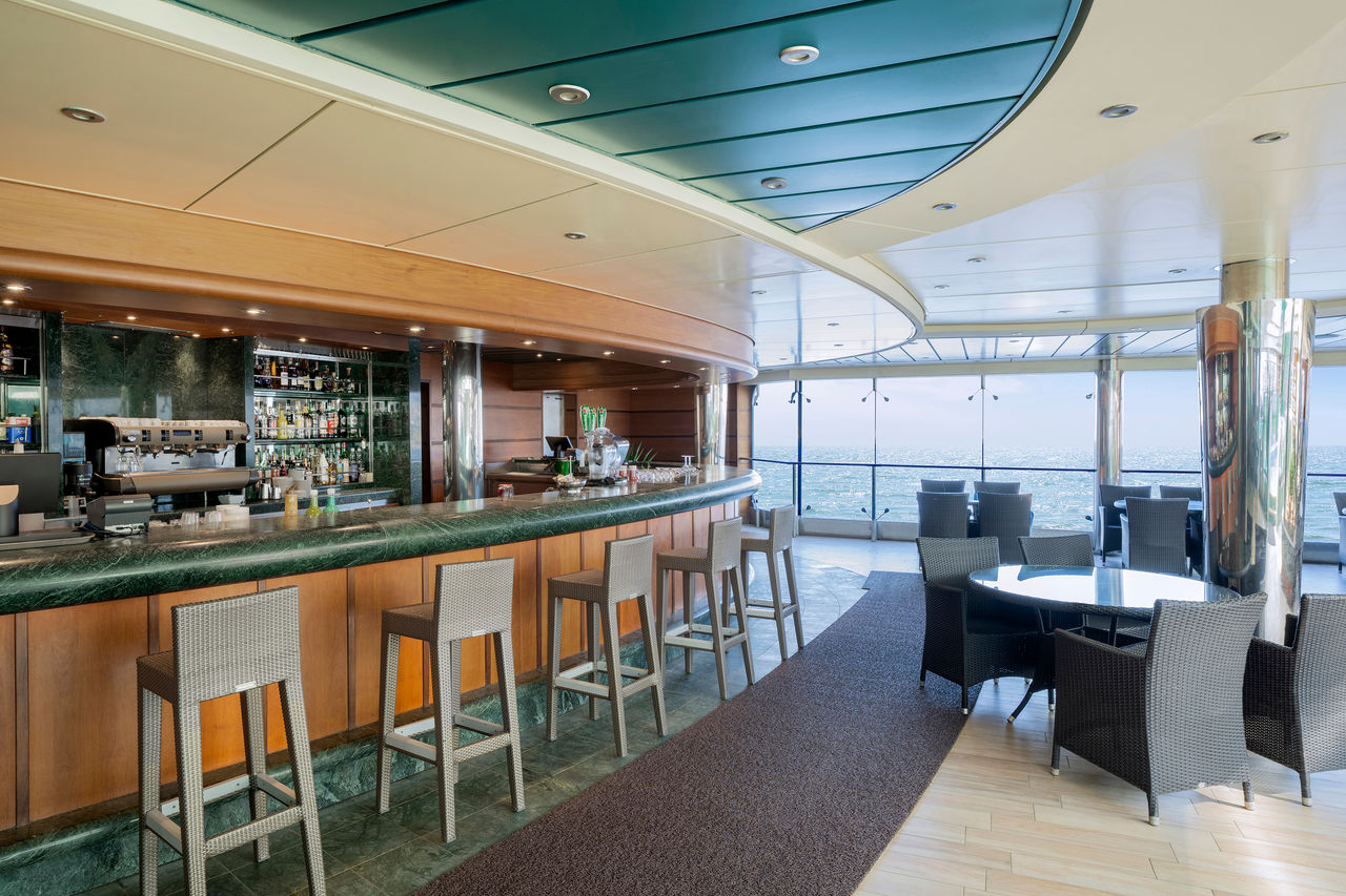 Le Sirene Bar on MSC Divina features inviting seating and panoramic sea views | MSC Cruises