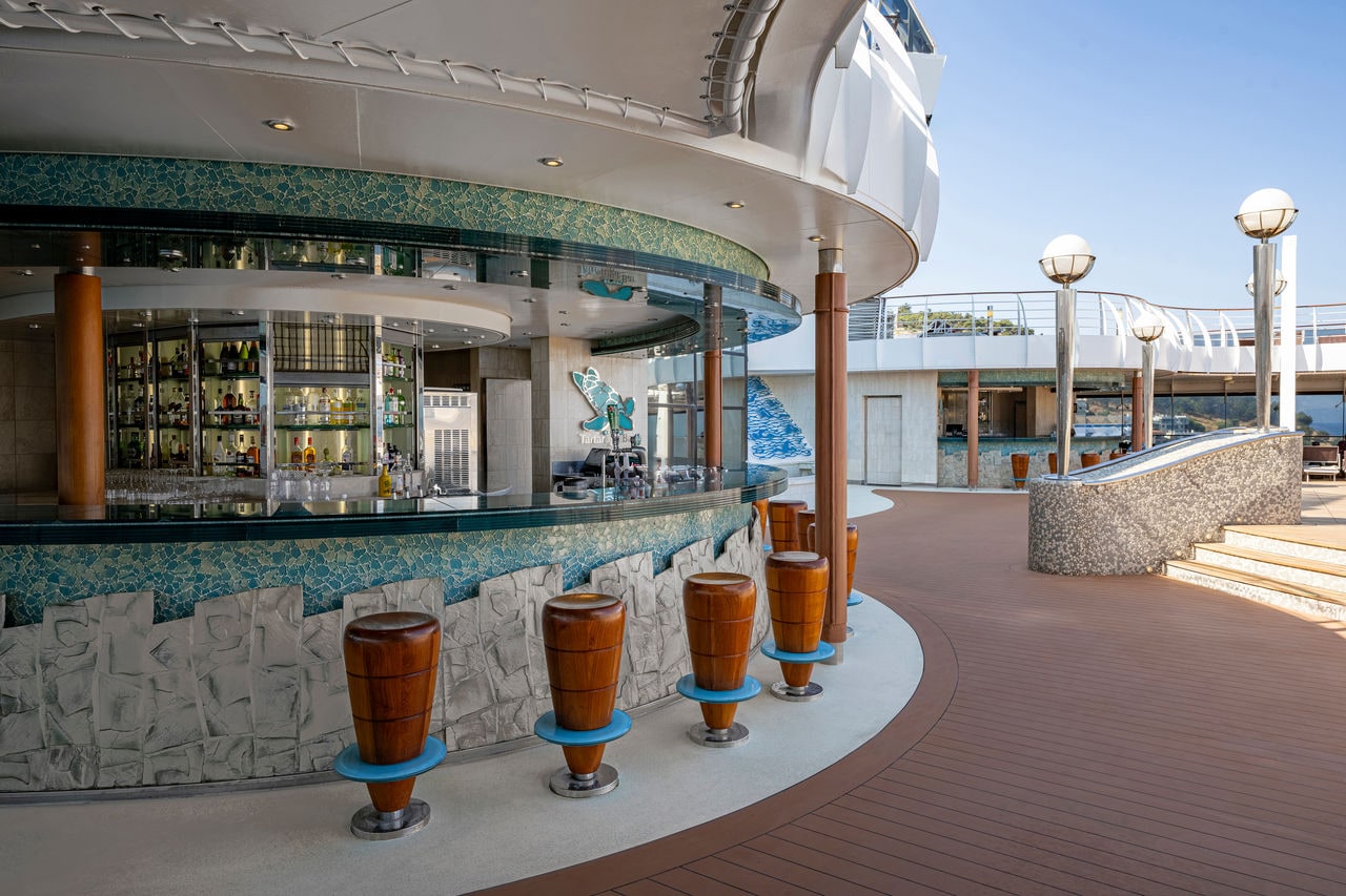 Tartaruga Bar on MSC Splendida features an outdoor seating area with views of the sea and sky | MSC Cruises
