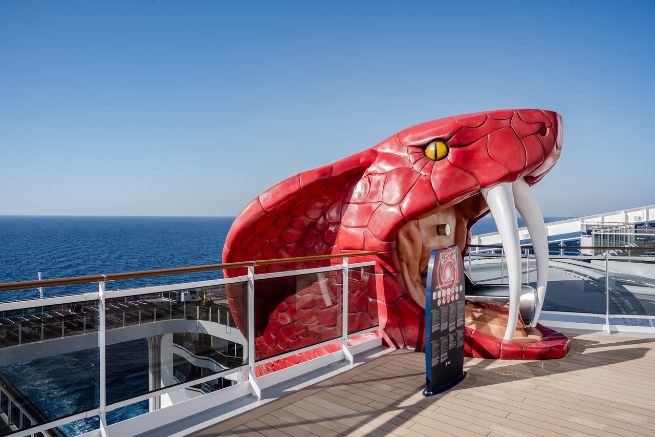 Venom Drop @ The Spiral entertainment on MSC World Europa overlooking the sea | MSC Cruises